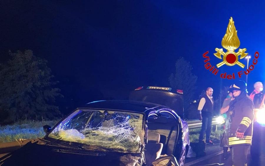 CASALPUSTERLENGO Frontale sulla via Emilia, una persona incastrata tra le lamiere