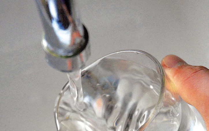 ”C’è il Covid anche nell’acqua”, ma è solo l’ennesima truffa
