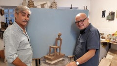 Marcello Chiarenza e un Pinocchio che prende forma da una sedia