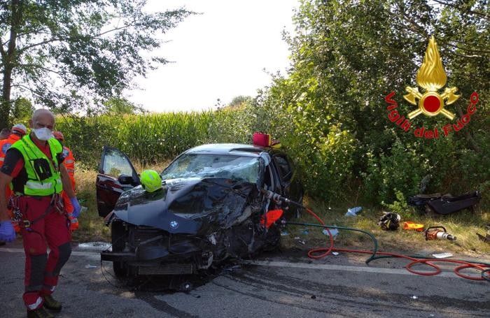 La Bmw semidistrutta (foto vigili del fuoco)