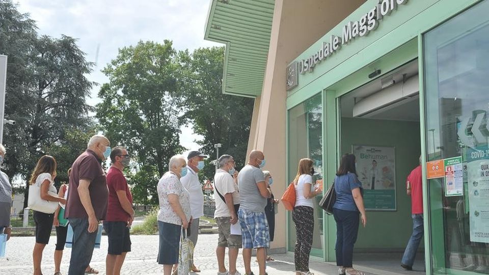 «In fila, accalcati, per entrare in ospedale: ma ci ricordiamo cosa abbiamo passato?» «In fila, accalcati, per entrare in ospedale: ma ci ricordiamo cosa abbiamo passato?»