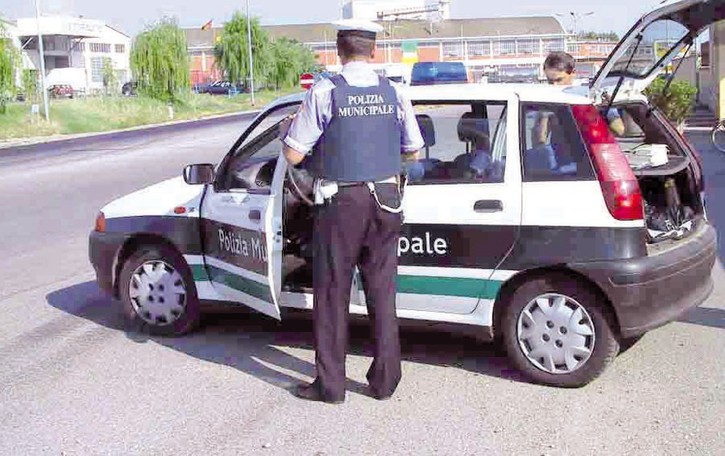 Polizie locali, la Regione finanza 131 progetti per l’acquisto di auto, fototrappole e body cam