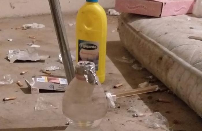 Nel ripostiglio abbandonato trovata anche una bottiglia per fumare il crack
