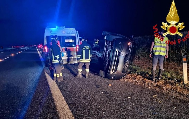 Senna, auto vola fuori strada in A1 e si ribalta