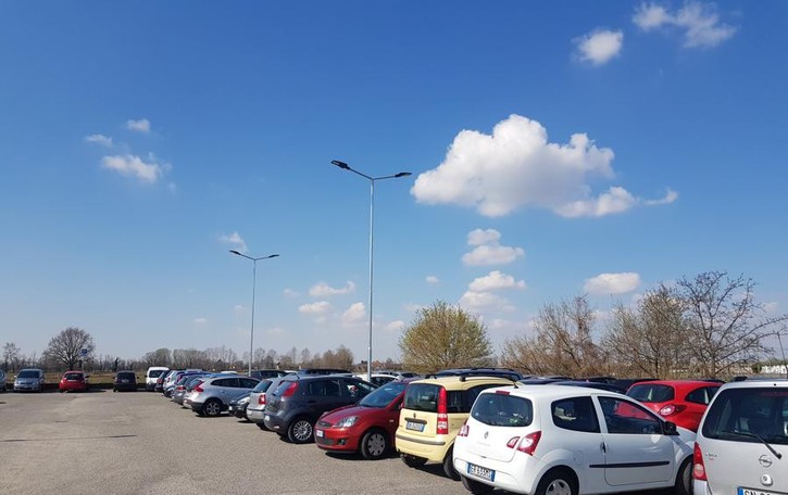 Zelo, rubano in un’auto nel parcheggio ma vengono messi in fuga
