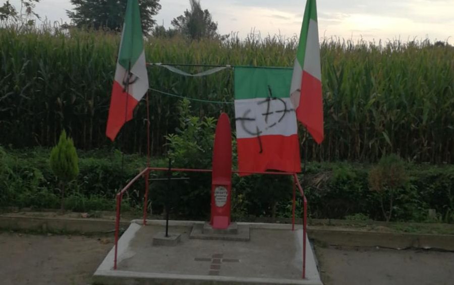 Croci Celtiche Sulla Lapide Di Un Partigiano Lungo La Strada Tra Lodi E Lodi Vecchio Cronaca Lodi Vecchio