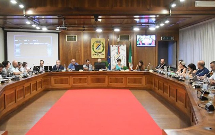 È “crisi” in Comune a Peschiera Borromeo per il taglio dei 240 pioppi e l’urbanistica