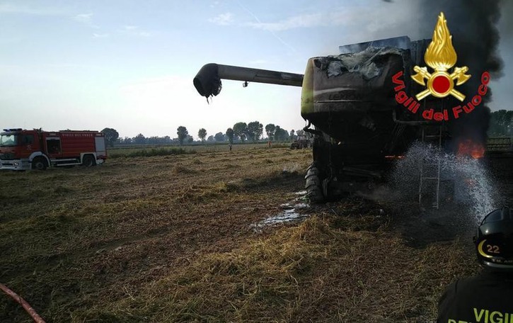 Mietitrebbia a fuoco nei campi della Bassa