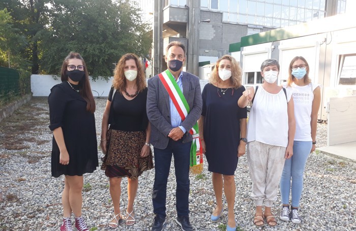 Melegnano, il sindaco con i responsabili della scuola davanti alla primaria di viale Lazio (Cornalba)