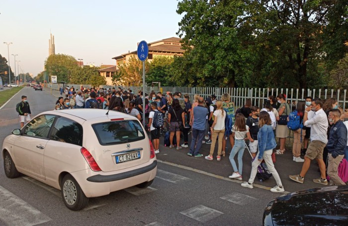 L'ingresso alla Don Milani a Lodi (Perotti)