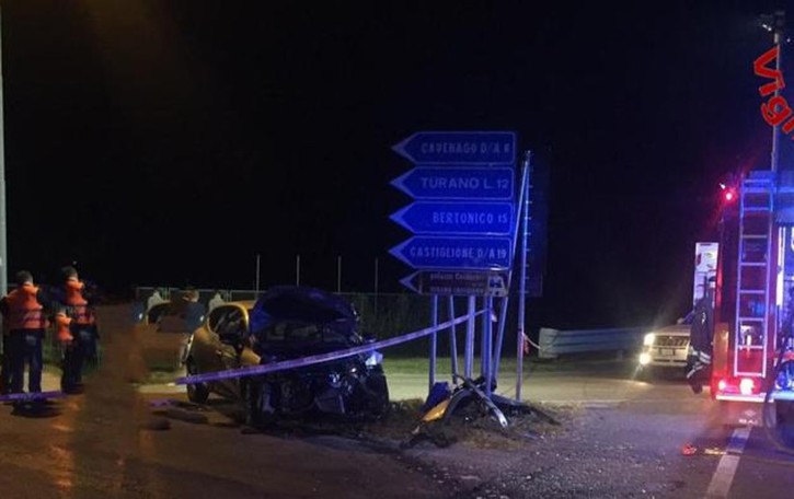 Schianto all’incrocio tra auto e camion