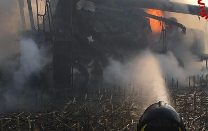 Una mietitrebbia in fiamme nei campi di Cavenago - VIDEO