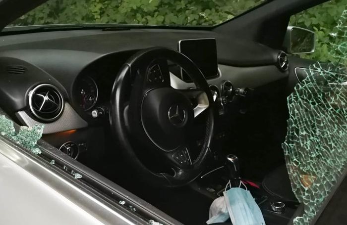 Pesanti i danni alle auto in sosta