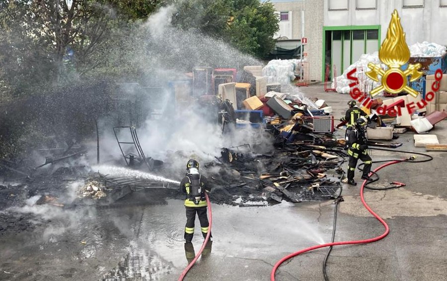 Fiamme in una ditta tra Zelo e Merlino, brucia una catasta di divani abbandonati
