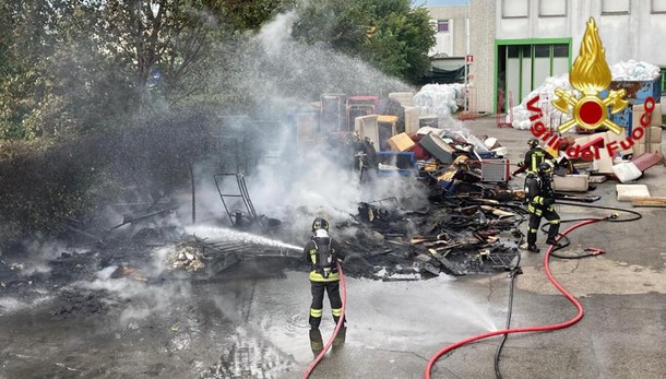 Fiamme in una ditta tra Zelo e Merlino, brucia una catasta di divani abbandonati