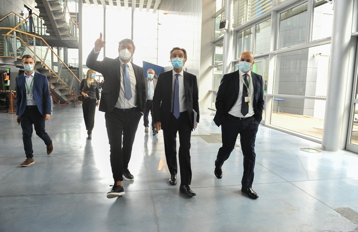 Fontana all’ingresso del parco tecnologico con il presidente De Vecchi e il ceo Di Lemma (Ribolini)