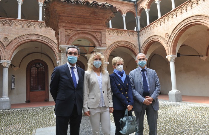 Fontana nel chiostro dell’ospedale vecchio con Annalista Malara, Laura Ricevuti e il direttore Gioia