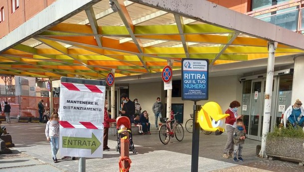 LODI Alla tensostruttura dell’ospedale cento bambini per fare il tampone