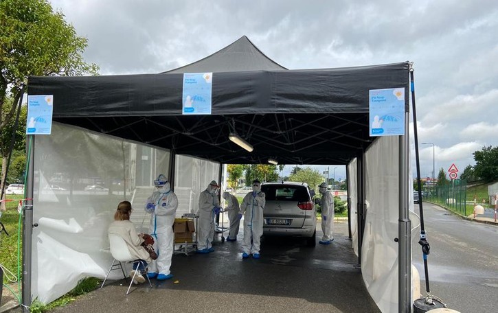 SAN DONATO Tamponi “drive” al Policlinico: su appuntamento e seduti al volante