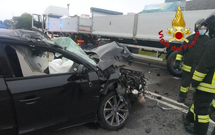 Violento schianto all’alba sulla via Emilia a Secugnago, ferito un 20enne