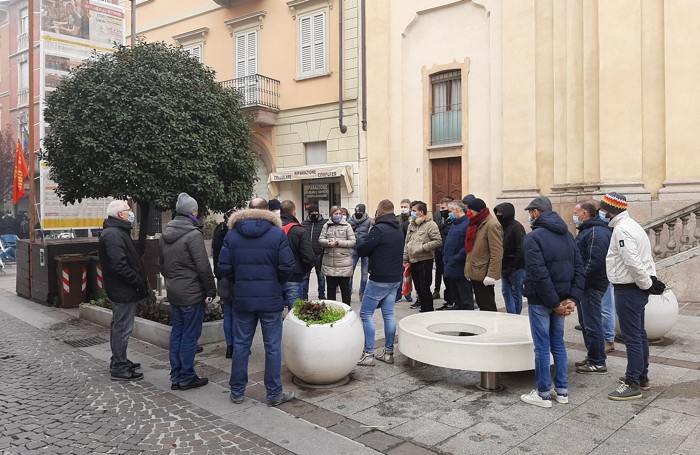 I lavoratori e i sindacalisti Cgil sotto la prefettura
