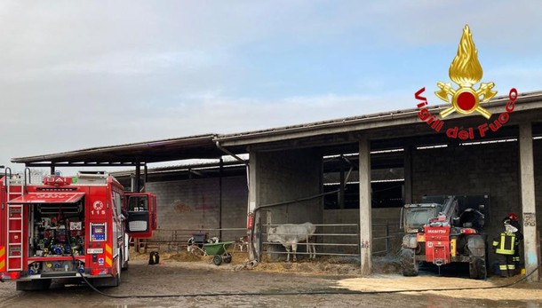 A Livraga si incendia un mezzo agricolo