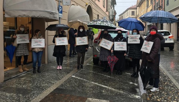 Codogno, la “protesta degli ombrelli” per dire basta alla zona rossa