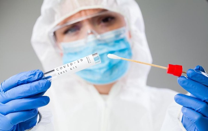 Assalto alle farmacie per sottoporti al tampone