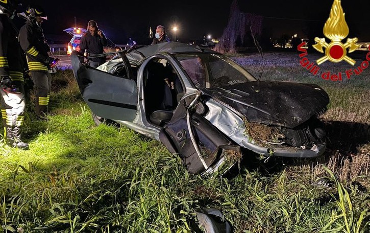 Esce di strada sulla Lodi-Boffalora, ferito un 21enne: circolazione bloccata per ore