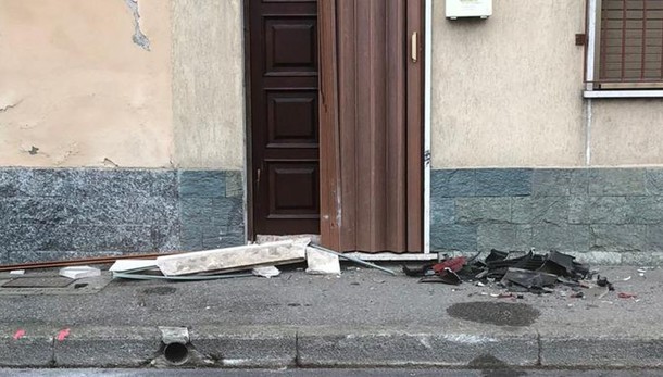 BERTONICO Auto travolge due macchine in sosta e sbatte contro una casa