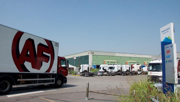 Trasporti, cronica carenza di camionisti: a Massalengo azienda aiuta a pagare le patenti