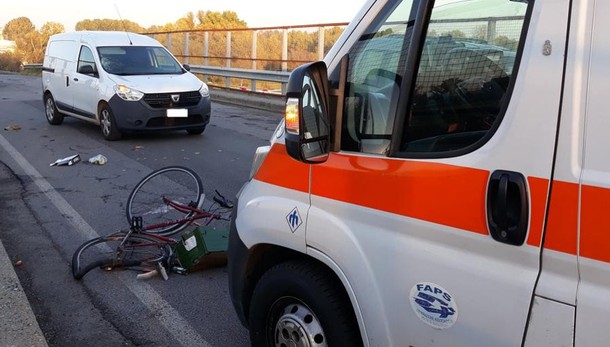 Un 75enne in bicicletta travolto sul cavalcavia dell’A1 a Melegnano. Il video con l’elicottero del 118