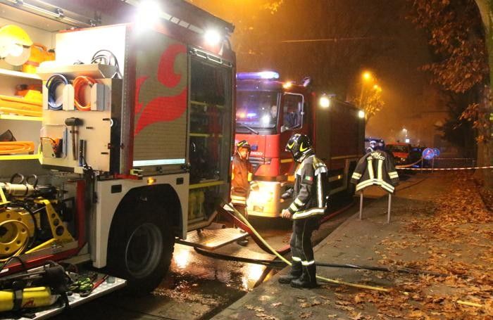 I vigili del fuoco sono arrivati per spegnere il rogo del capanno (Gozzini) I vigili del fuoco sono arrivati per spegnere il rogo del capanno (Gozzini)
