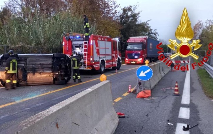 MONTANASO Un’auto con due giovani si ribalta sulla via Emilia