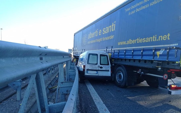 PAULLESE Furgone schiacciato contro il guard-rail dall’autoarticolato