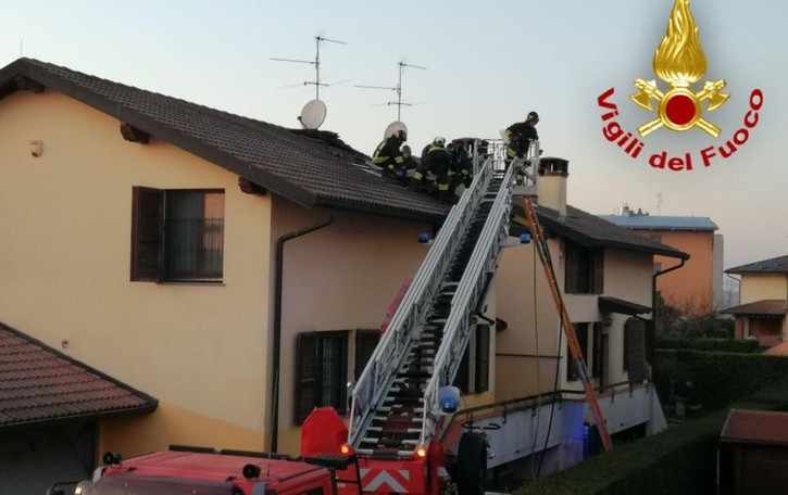 Brucia il tetto in legno di un’abitazione, a Borgo San Giovanni arrivano i vigili del fuoco