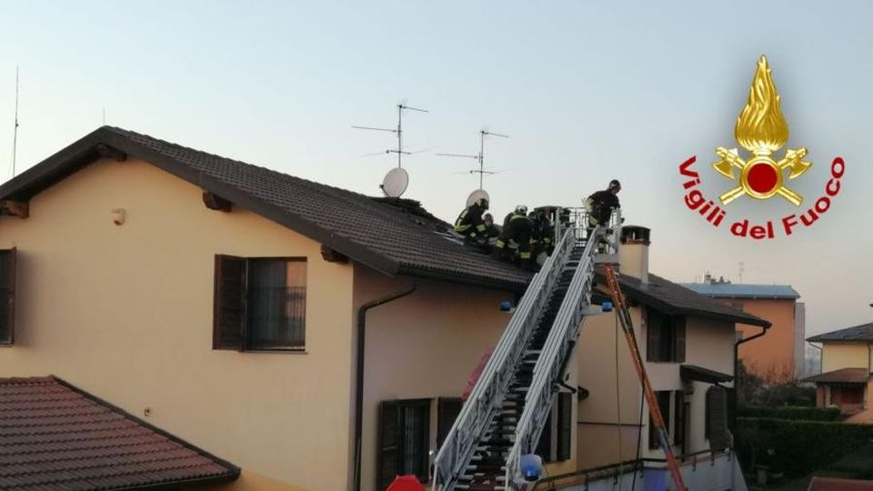 Brucia il tetto in legno di un’abitazione, a Borgo San Giovanni arrivano i vigili del fuoco Brucia il tetto in legno di un’abitazione, a Borgo San Giovanni arrivano i vigili del fuoco