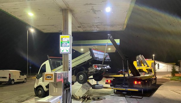 Con un furgone rubato abbattono la colonnina self service di un benzinaio di Crespiatica
