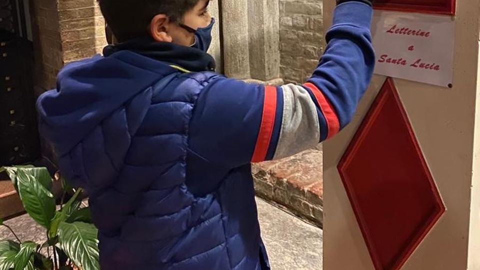 «Cara Santa Lucia, ti prego pensaci tu»: grandi e piccini si preparano alla notte piena di magia «Cara Santa Lucia, ti prego pensaci tu»: grandi e piccini si preparano alla notte piena di magia