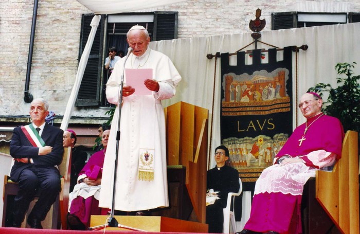Lodi, visita di Giovanni Paolo II il 20 Giugno 1992. Nella foto in piazza Broletto, Giovanni Paolo II saluta le autorità al fianco il sindaco Antonio Montani, ed il vescovo Giacomo Capuzzi.