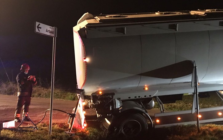 INCIDENTE Autoarticolato con una ruota nel fosso, circolazione bloccata a San Fiorano