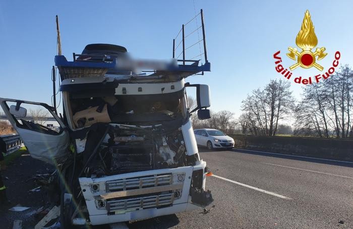 due incidenti in mezz ora sull autostrada del sole e sulla provinciale 107 a san martino cronaca pieve fissiraga