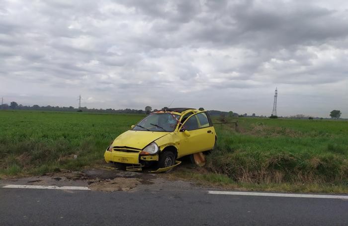 L’auto sul ciglio della provinciale dopo essere stata recuperata dai vigili del fuoco (Agosti)