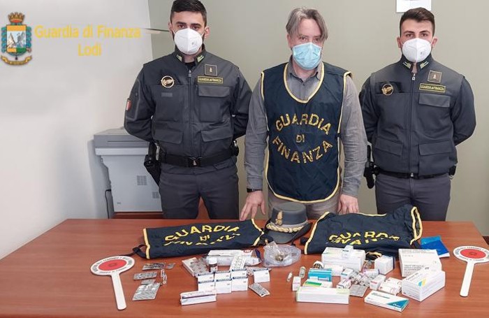 I medicinali e lo stupefacente sequestrati