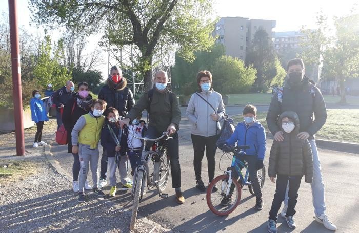 Bimbi e genitori stamattina di fronte alla primaria di viale Lazio a Melegnano (Cornalba)