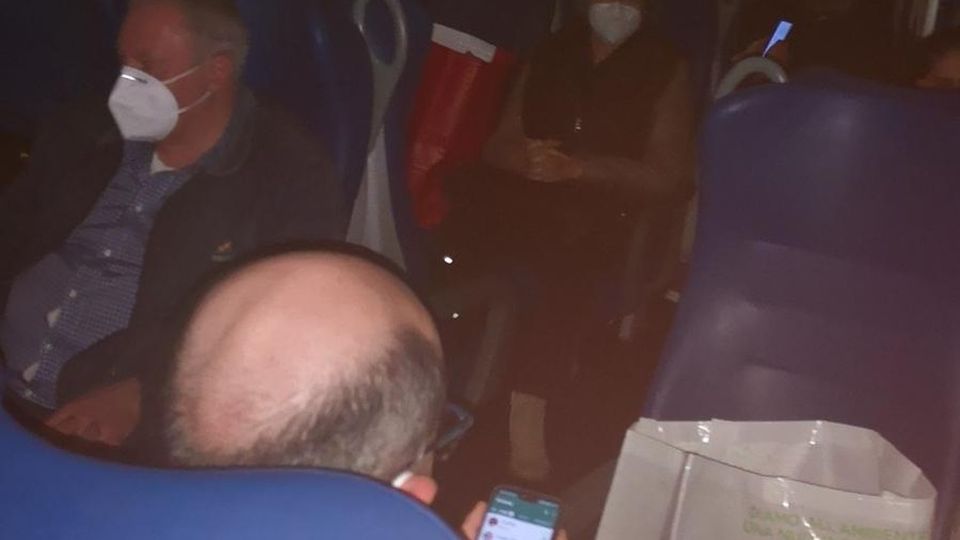 Pendolari imprigionati su un treno per 5 ore Pendolari imprigionati su un treno per 5 ore