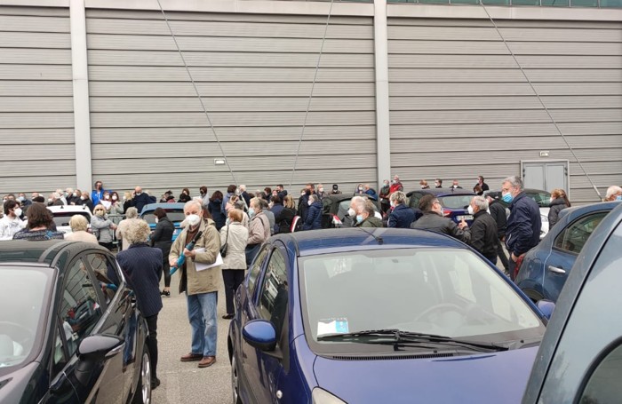Lunghe code stamattina in fiera a Lodi (Vercellone)