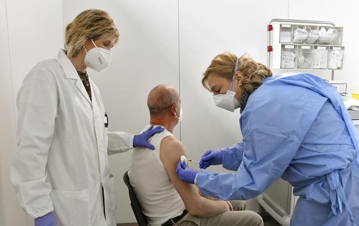 Le vaccinazioni avanzano, in 27mila hanno raggiunto la seconda dose. E il contagio continua a frenare