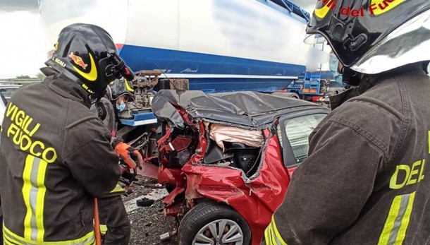 Auto schiacciata da un tir sull’A1