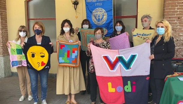 LODI Una grande coperta in piazza Vittoria per dire no alla violenza di genere VIDEO